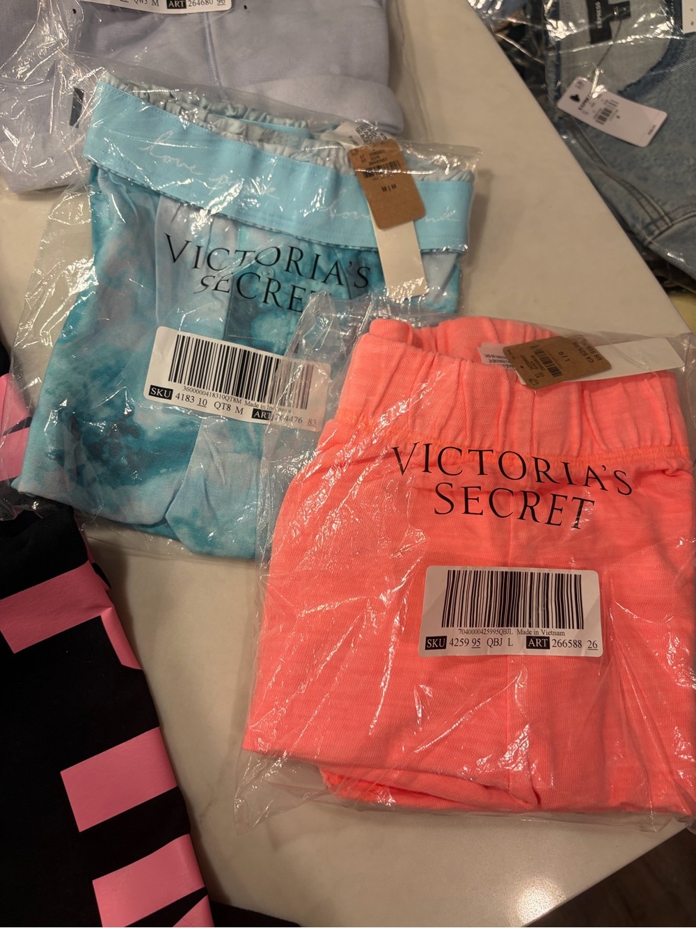 Victoria Secret PINK π©· 3 shorts, 3 pants, 1 Tee, 1 sweatshirt, 1 Sandal, 1 Socks - Picture 6 of 7